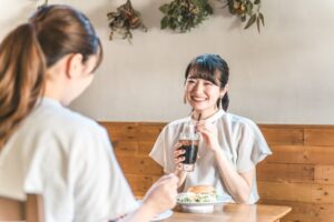 ランチをしながらおしゃべりする女性の画像